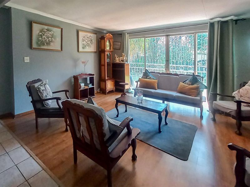 Lovely 3 Bedroom Family Home with Pool & Flatlet in Secure Boomed Area Edleen - Photo 6