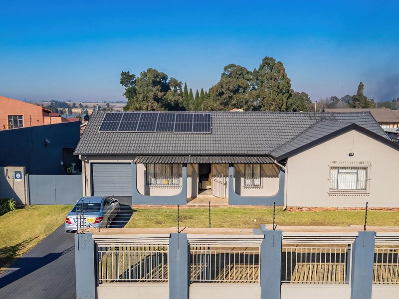 Immaculate Family Home in Rynsoord - Photo 1
