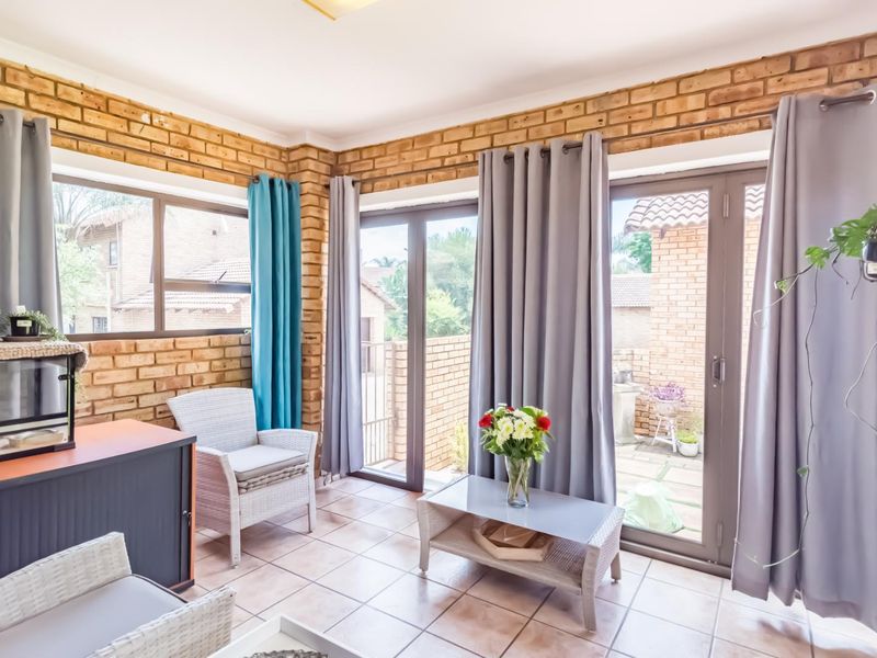 Spacious duplex townhouse with Inverter for Sale in Ruimsig Noord - Photo 2