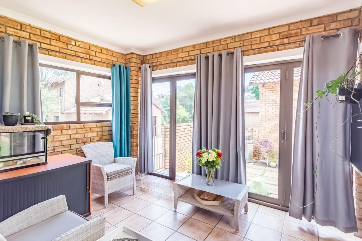 Spacious duplex townhouse with Inverter for Sale in Ruimsig Noord - Photo 2