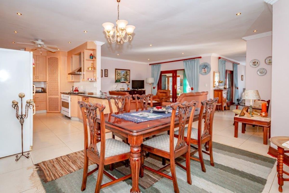 Centrally Located Gem: Luxury and Convenience Combined! - Photo 5