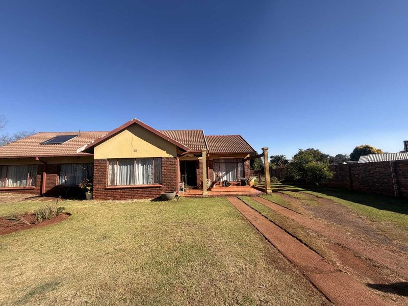 Renovator's Dream on a Generous 1,496m2 Stand – Endless Potential Awaits - Photo 1