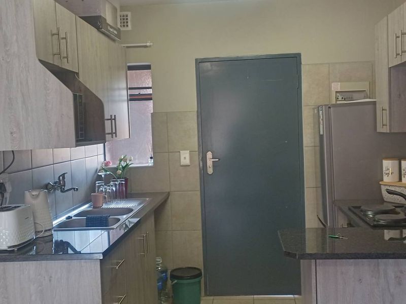 "Modern Living: 2-Bed Apt with Pool & Playground" - Photo 5