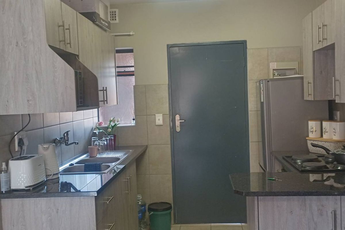 "Modern Living: 2-Bed Apt with Pool & Playground" - Photo 5
