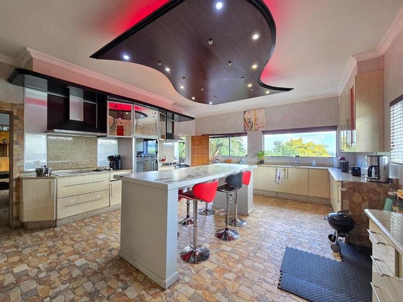 8 Bedroom House for Sale in Bassonia - Photo 2