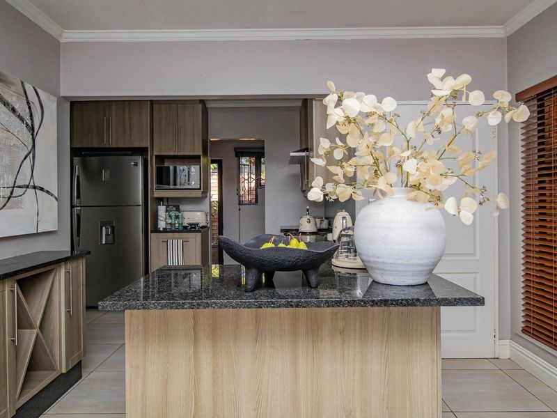 Charming 3-Bed Cluster Home with a Pool - Photo 10
