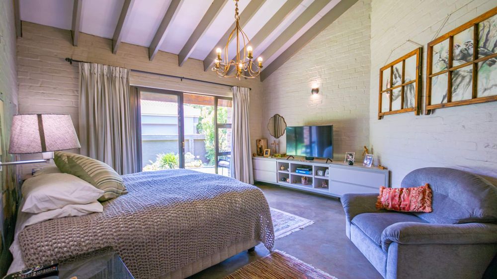 Interesting ceiling and fitted TV cupboard