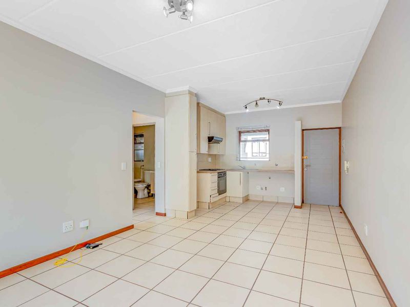 Charming 1 Bedroom Apartment in Secure Complex - Photo 7