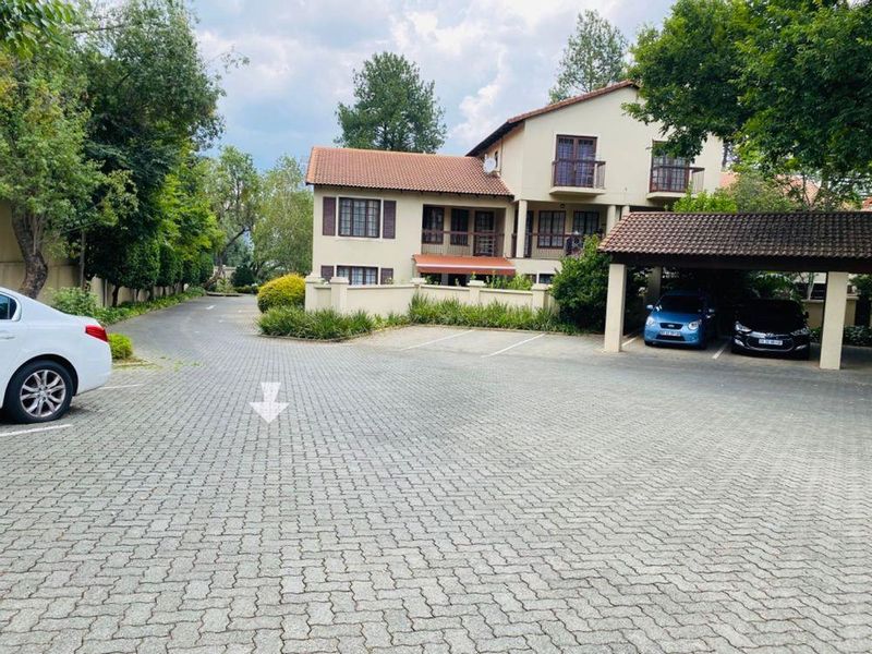 Always in demand! Exceptional location, Spacious "Lock-Up and Go" - Photo 2