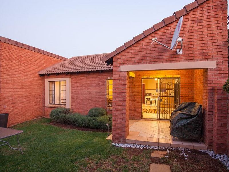 2 Bedroom simplex in Moreleta Park for sale - Photo 2