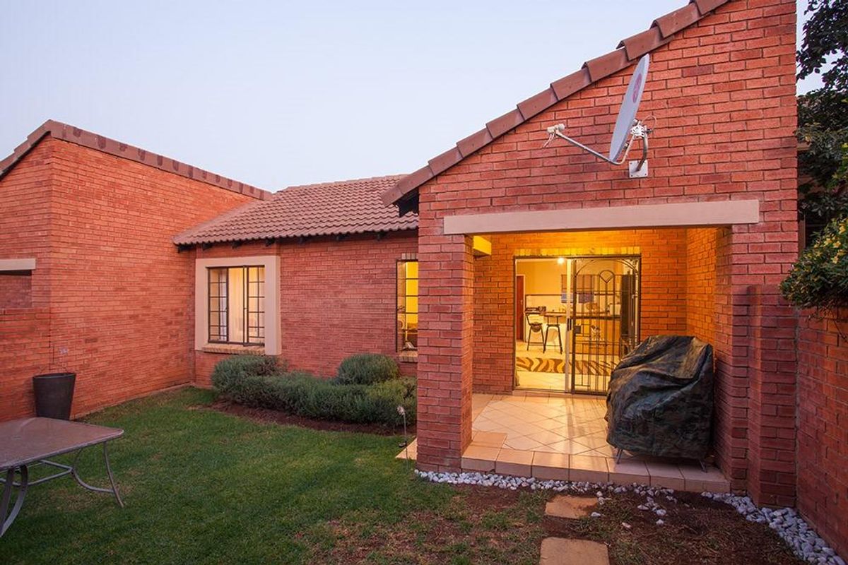 2 Bedroom simplex in Moreleta Park for sale - Photo 2