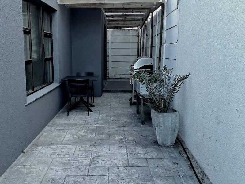 Furnished bachelor garden flatlet within walking distance of the beach - Photo 5