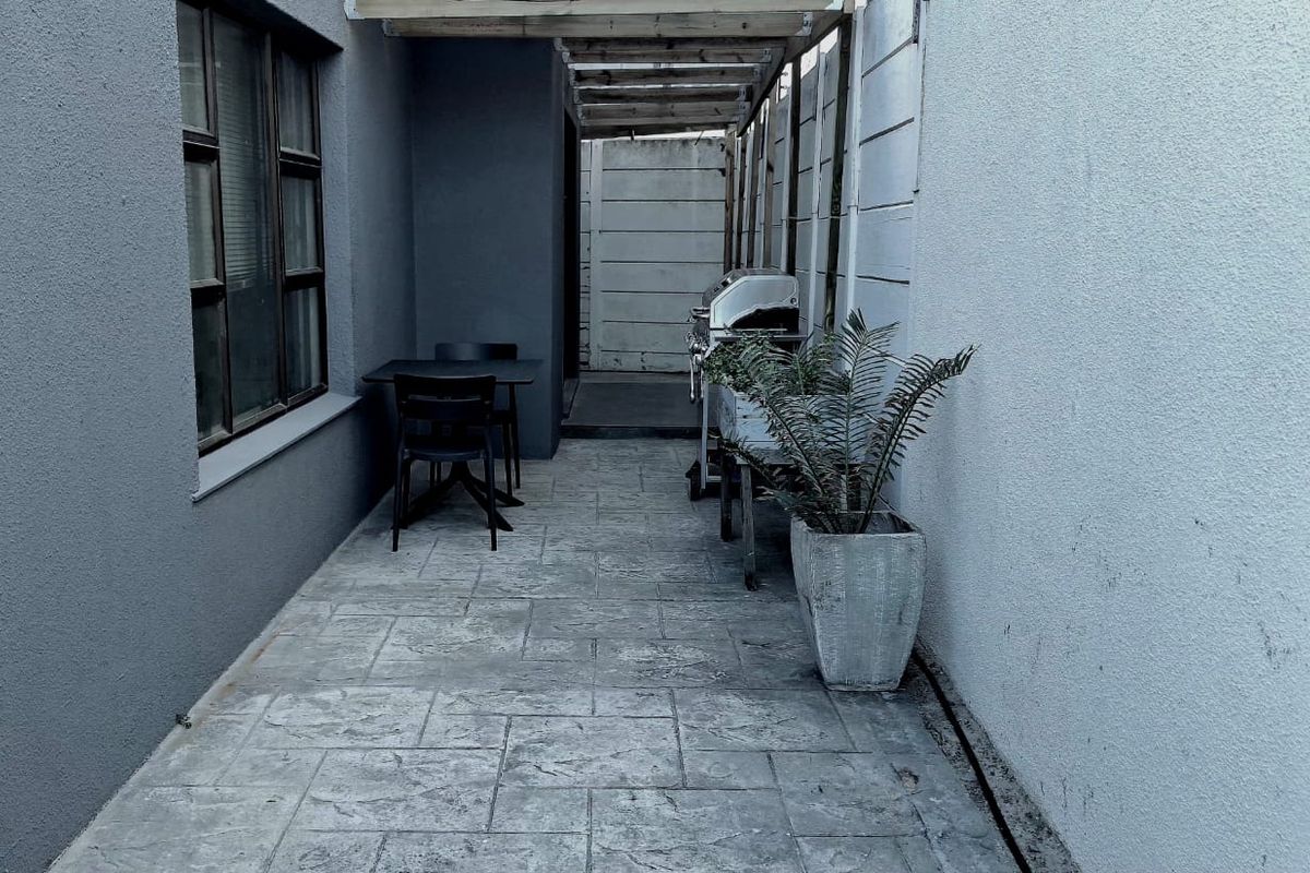 Furnished bachelor garden flatlet within walking distance of the beach - Photo 5