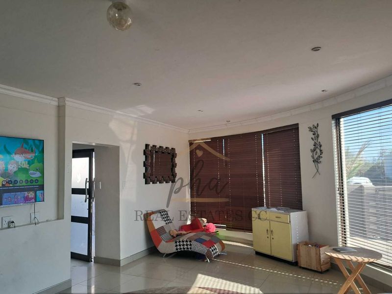 3 Bedr family home for sale in Walvis Bay, selling for N$2.5 mil - Photo 4
