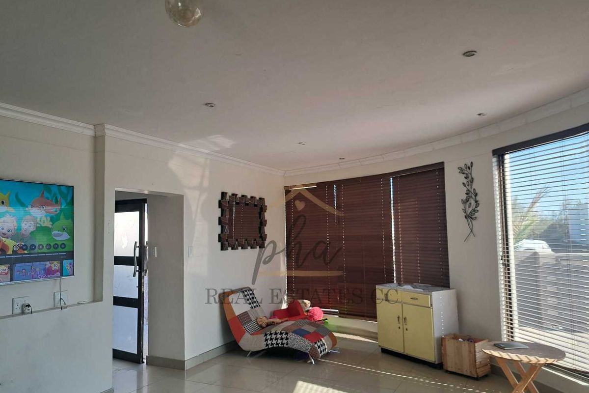 3 Bedr family home for sale in Walvis Bay, selling for N$2.5 mil - Photo 4