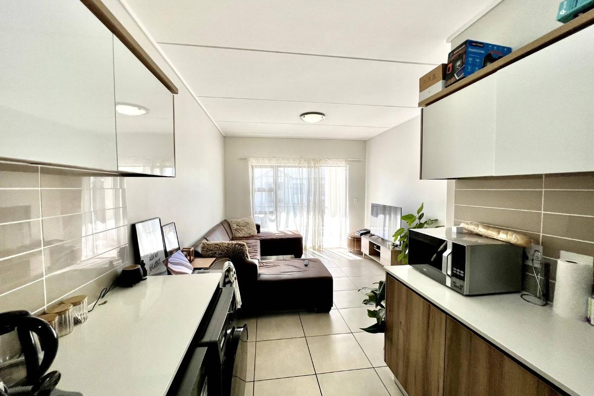 Discover Elegance: Stunning Apartment in Sandton - Photo 3