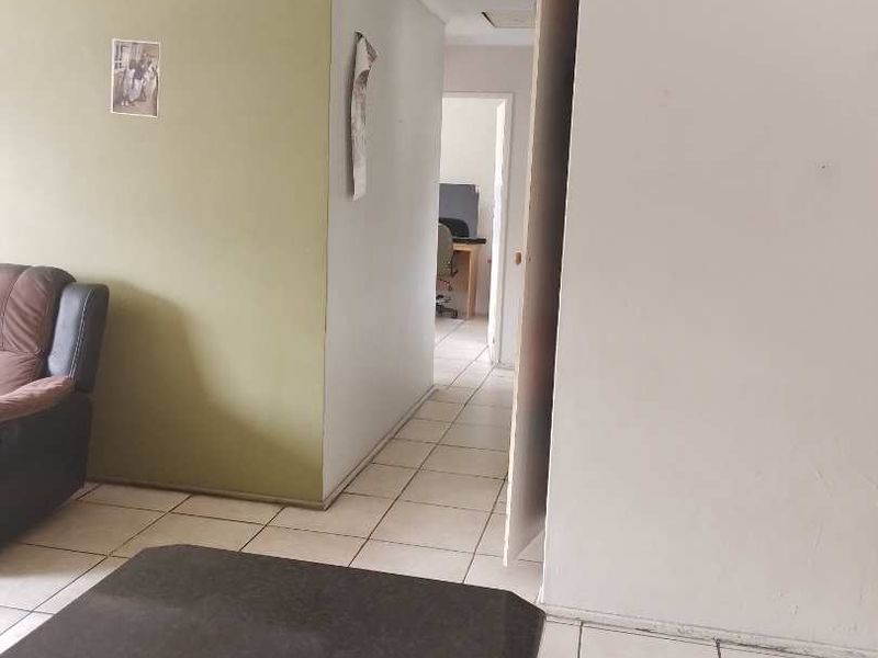 THREE BEDROOM TOWNHOUSE FOR SALE IN RAVENSWOOD - Photo 5