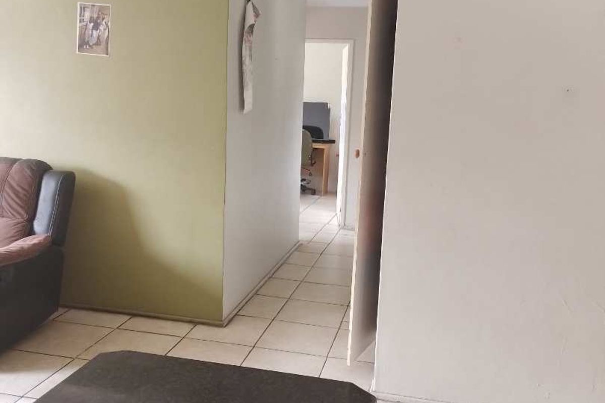 THREE BEDROOM TOWNHOUSE FOR SALE IN RAVENSWOOD - Photo 5