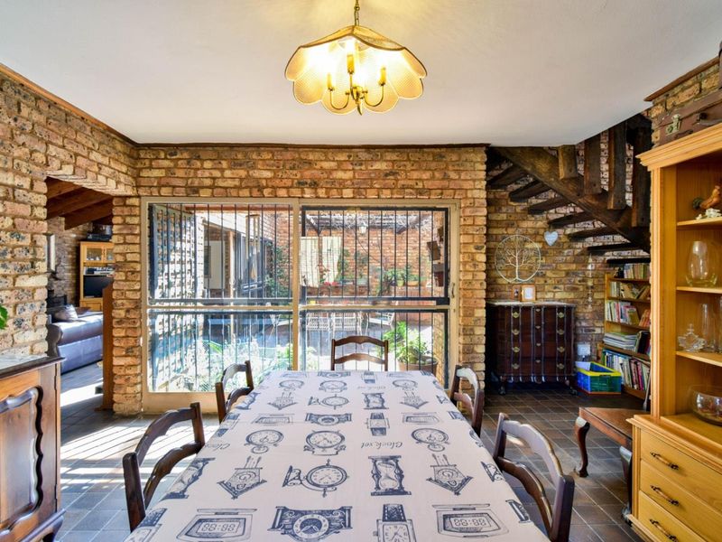 MUCH-LOVED FAMILY HOME IN OLD FAERIE GLEN - Photo 6