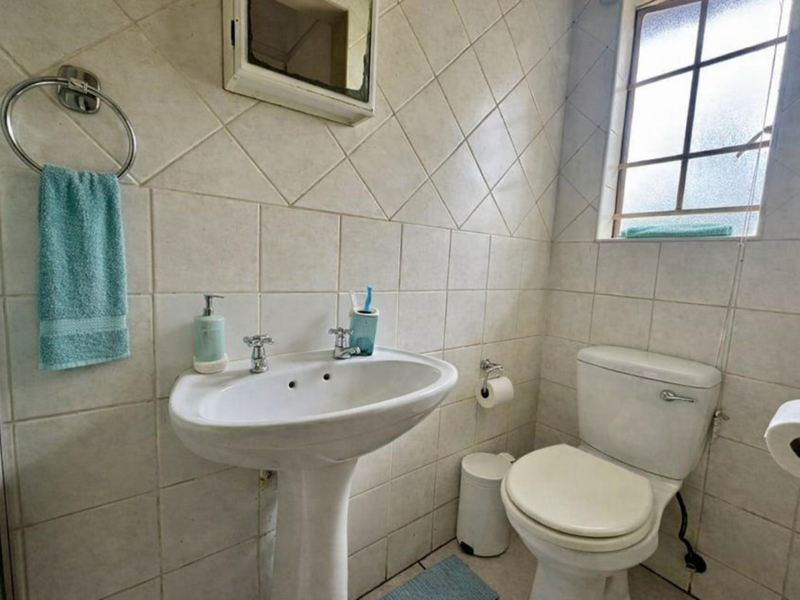 2 Bedroom Top Unit in Willow Park Manor - Photo 9