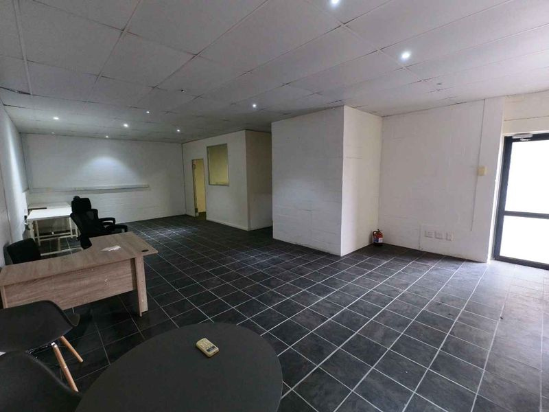Warehouse/office To Let - Photo 1