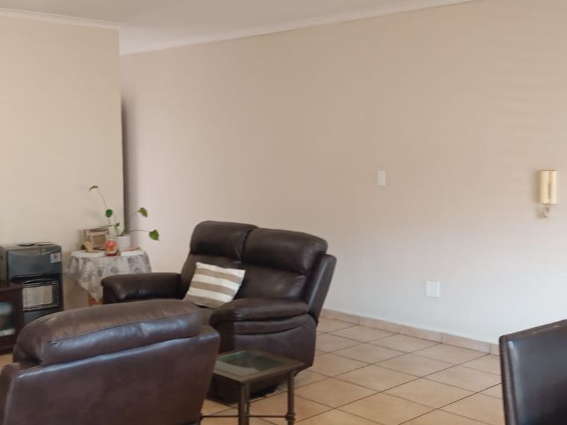 Charming three bedroom Townhouse with Modern Amenities - Photo 4