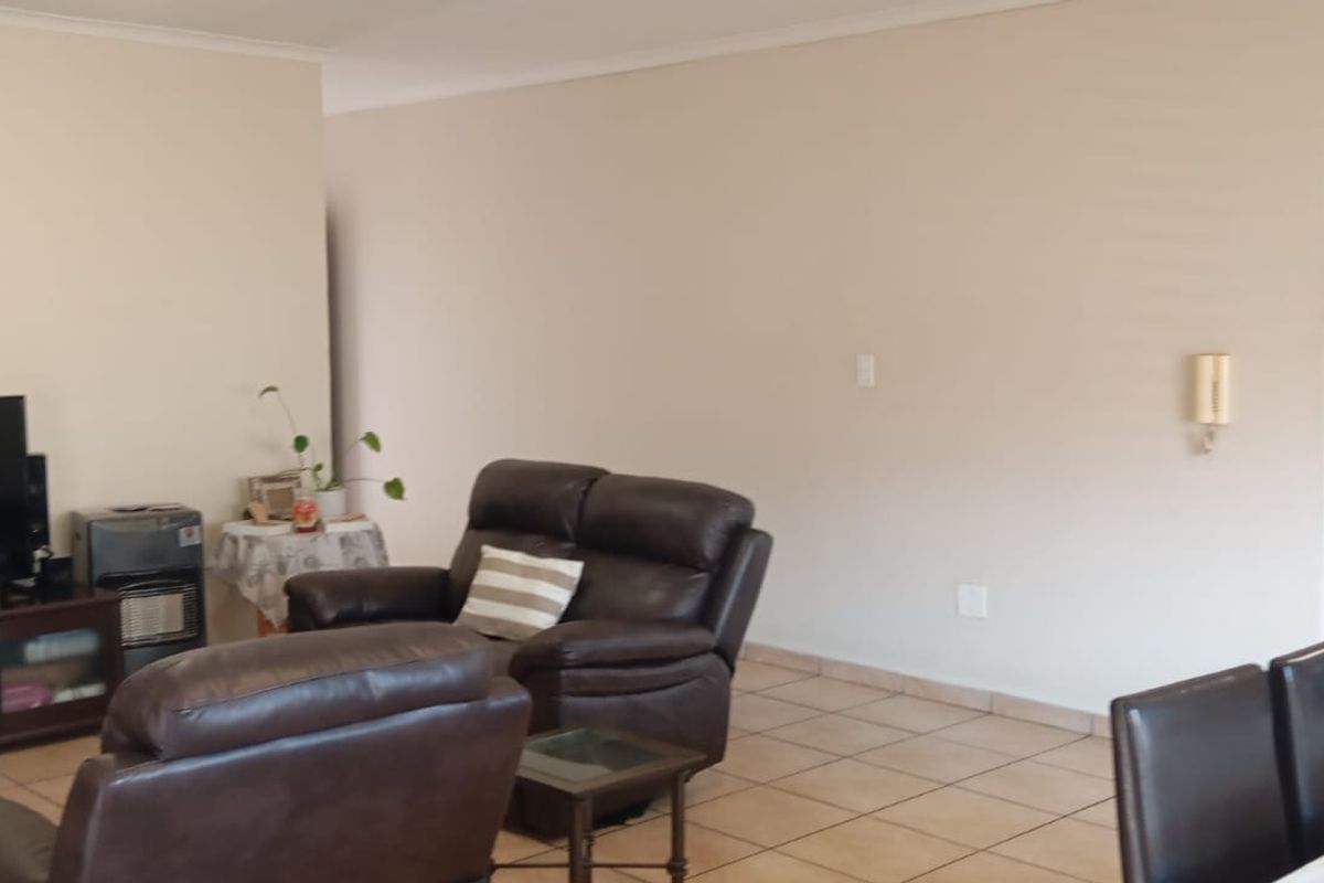 Charming three bedroom Townhouse with Modern Amenities - Photo 4