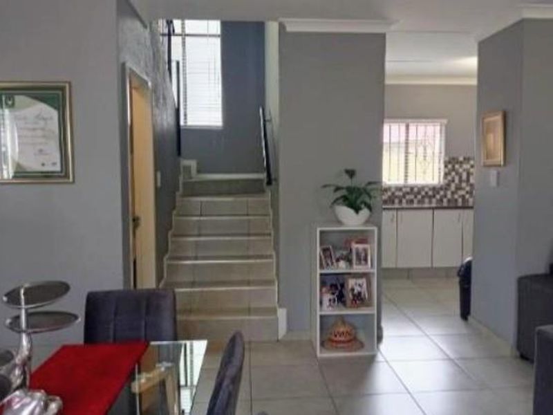 3 Bedroom Family Townhouse To Let - Photo 5