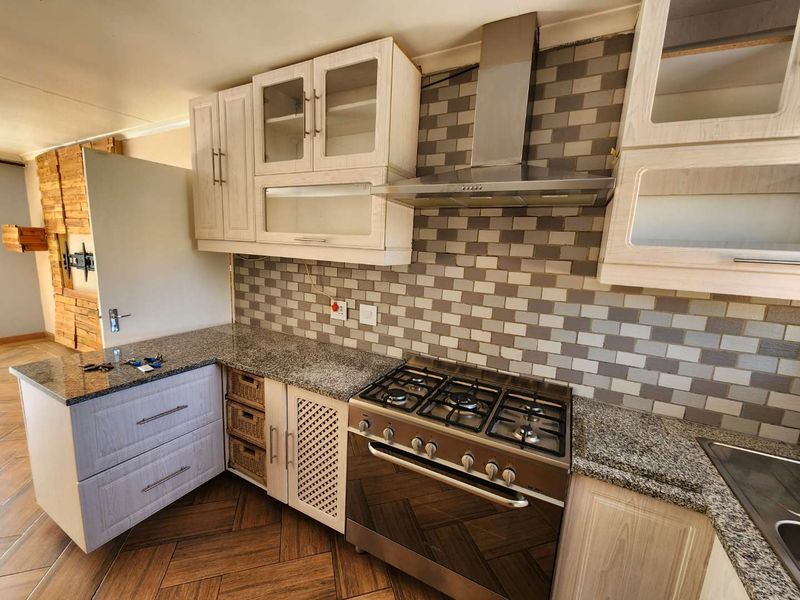 Immaculate simplex unit with own private garden - Photo 10