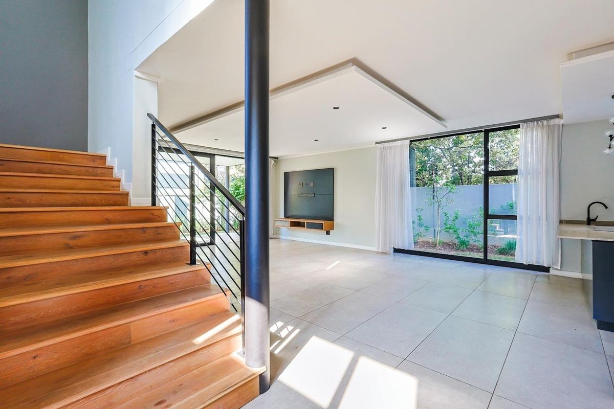 Luxury & Security Redefined in Waterkloof - Photo 5