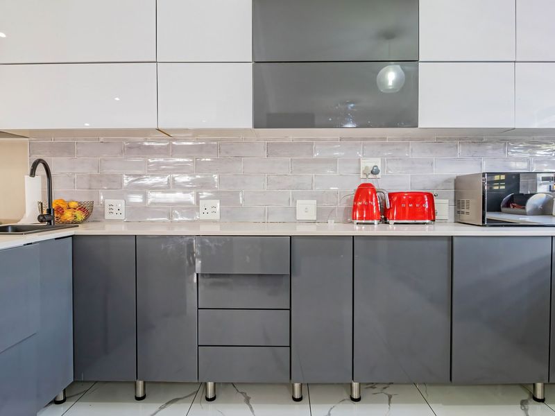 Spacious & Modern Family Home in Amberfield Ridge Estate - Photo 6