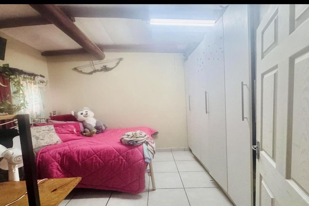 5 Bed | 3 Bath | Study | Flatlet | Pool | Single Garage – Bendor Bargain Potential - Photo 5