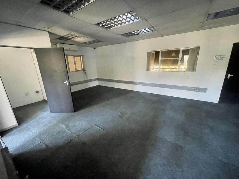 Hendra - Functional 256 sqm Industrial Unit To Let | Secure Rinaldo Park - Photo 9