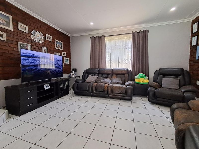 Stunning 3 Bedroom House for Sale in Bassonia - Photo 9