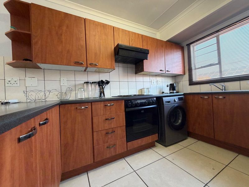 Modern 2-Bedroom First-Floor Apartment To Let in Malachite Mews - Photo 1