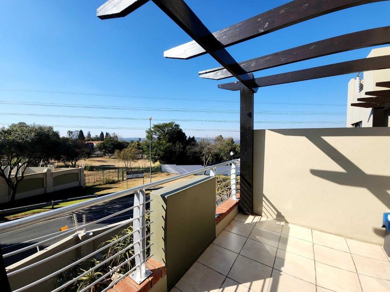 Modern 1-Bedroom Loft Apartment with Double Balcony & Scenic Views – Lonehill Versatile Loft | Prime Location - Photo 9