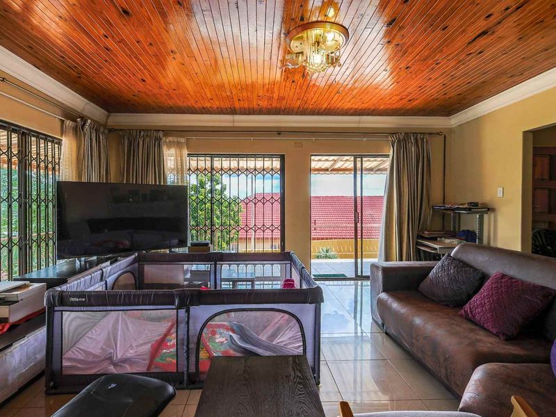 Exceptional Family Living in Waterkloof Ridg - Photo 9