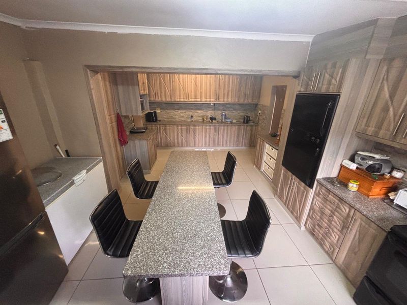 Spacious Family Living with Endless Potential in Sarnia - Photo 8