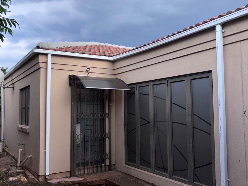 SPACIOUS 3 BEDROOM HOME - Photo 2