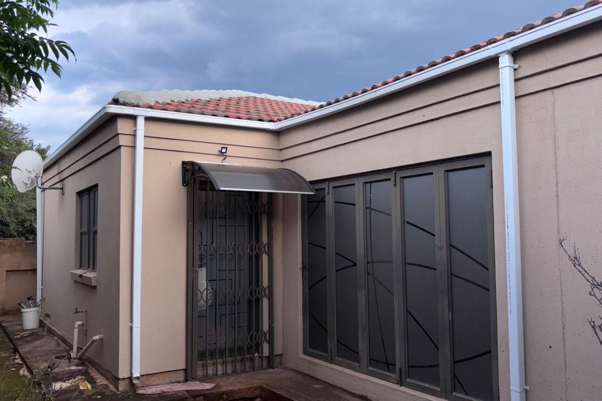 SPACIOUS 3 BEDROOM HOME - Photo 2