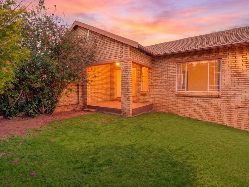 Well Appointed 2-Bedroom Townhouse With Spacious Private Garden - Photo 1
