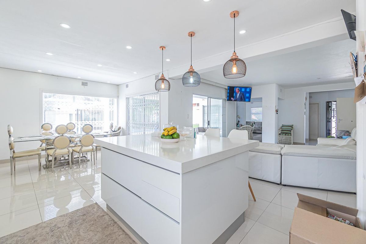 Modern home in prestigious area - Photo 3