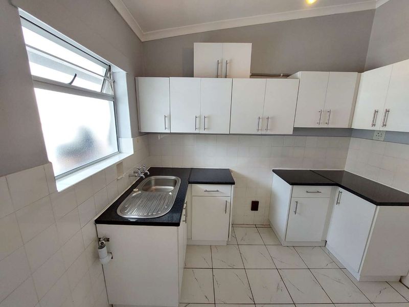 Top Floor Corner Unfurnished One-Bedroom Apartment To Let in Camps Bay! - Photo 4