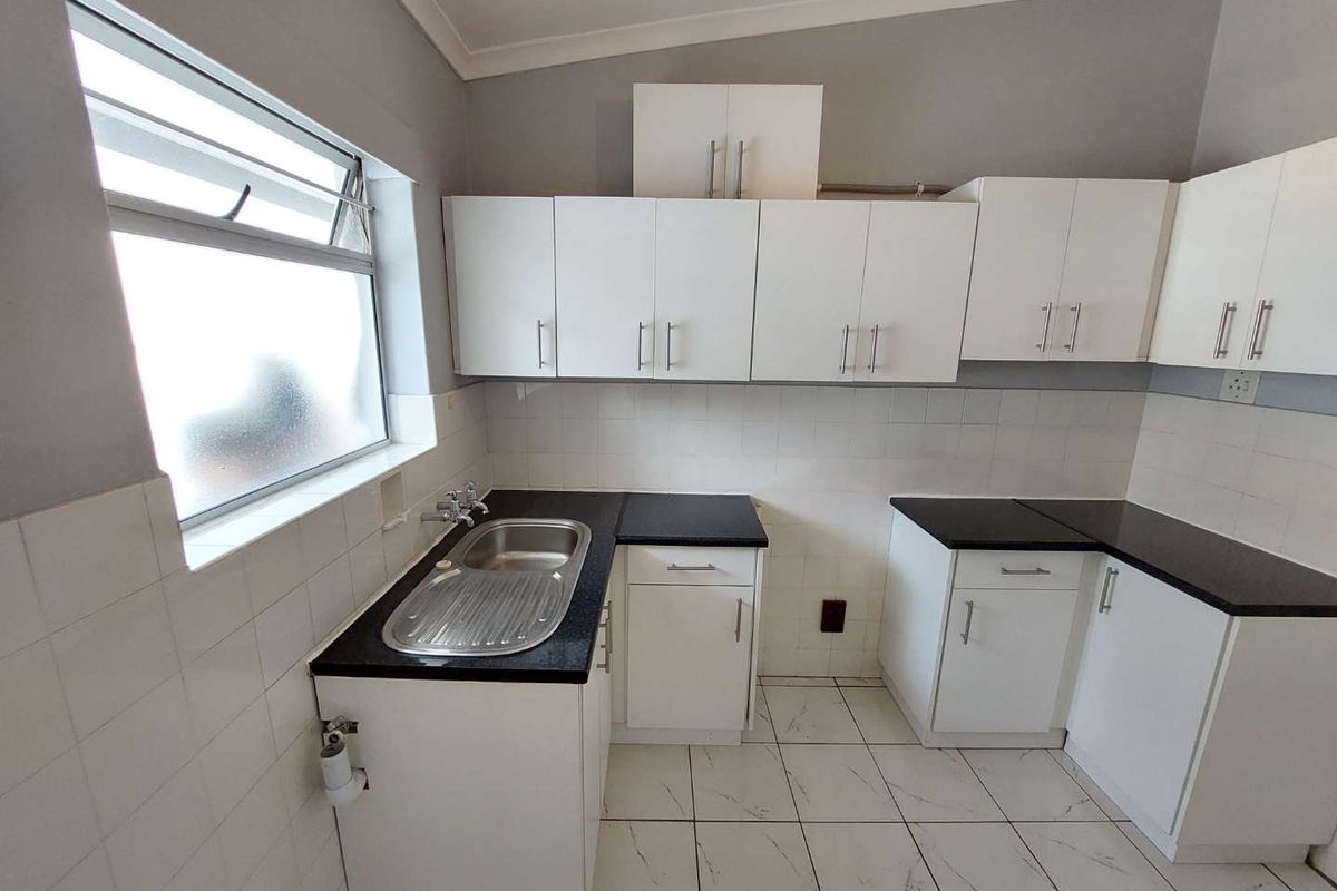 Top Floor Corner Unfurnished One-Bedroom Apartment To Let in Camps Bay! - Photo 4