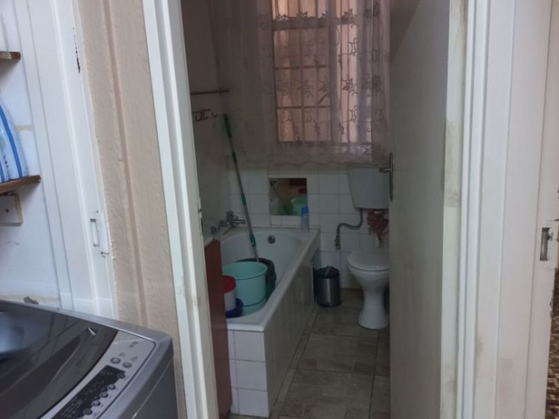 modern, stunning lock up and go 3 bedroom apartment - Photo 10