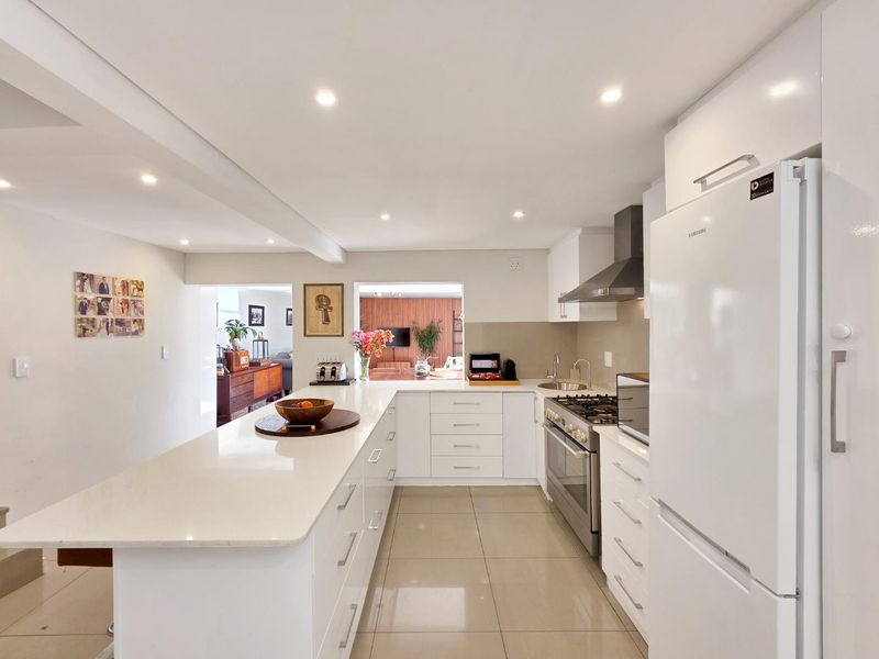 Spacious 2 Bedroom Duplex Apartment with Sunny Garden - Photo 4