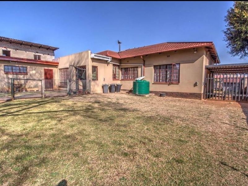 Large family home for sale in kempton park - Photo 3
