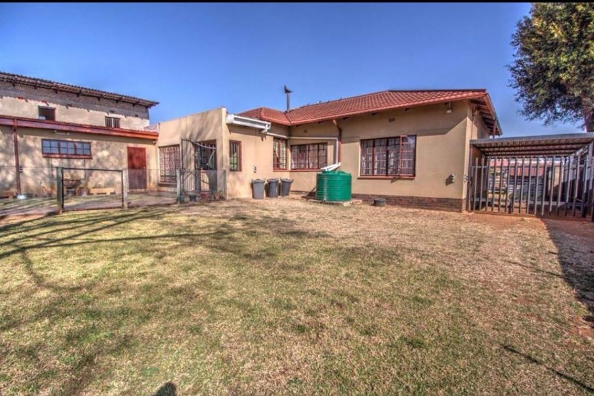 Large family home for sale in kempton park - Photo 3