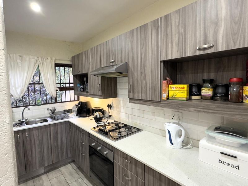 Elegant 3-Bedroom Townhouse in Kilberry, Eastwood - Photo 3