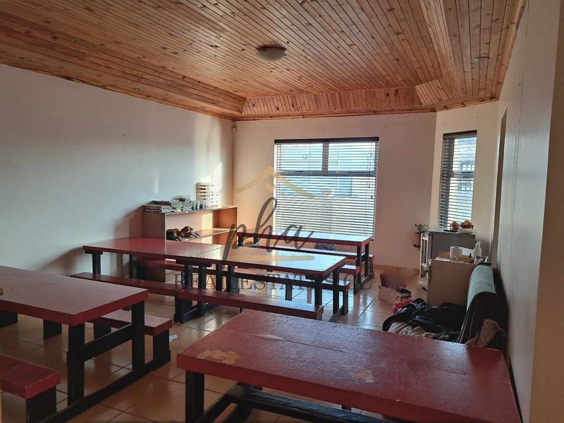 3 bedr Family home with 3 bedr Flat plus 3 garages in Walvis Bay selling for N$2 950 000.00 - Photo 5